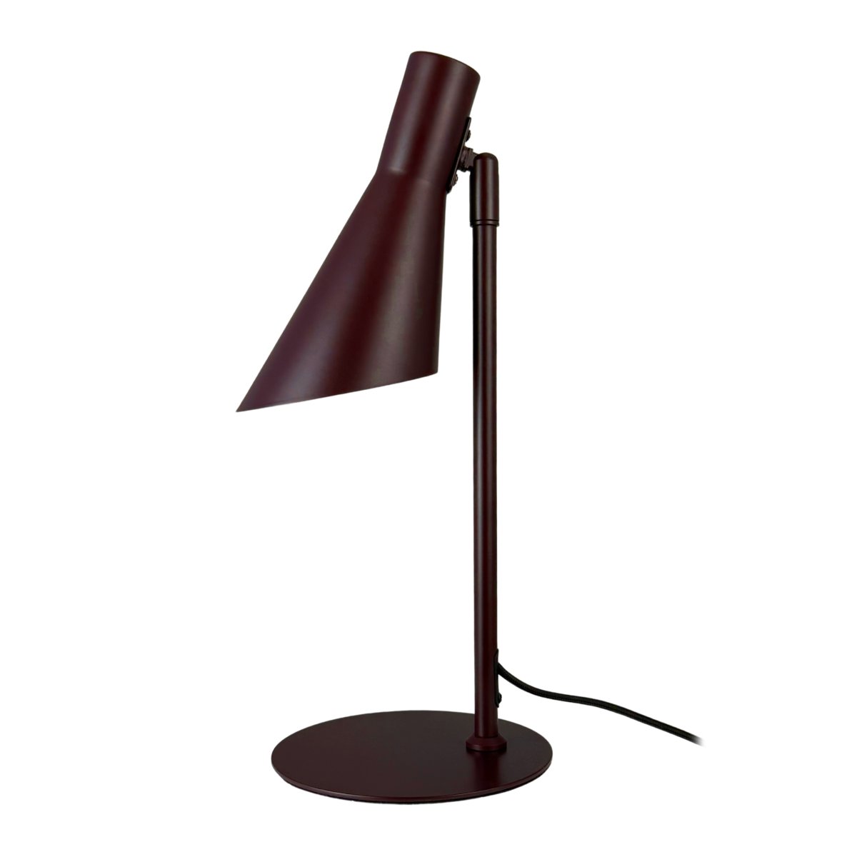 DL12 Mini 40cm Brun skrivebordslampe Fra Dyberg Larsen - Den er udstyret med en sk&aelig;rm, der b&aring;de kan drejes og vippes, hvilket g&oslash;r det nemt at styre lyset efter behov.