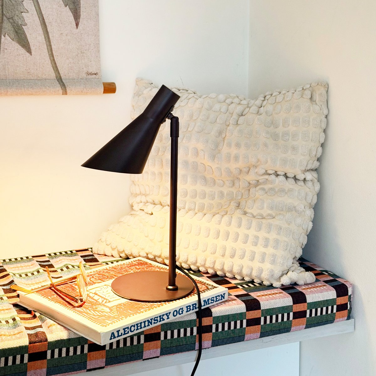 DL12 Mini 40cm Brun skrivebordslampe Fra Dyberg Larsen - Den er udstyret med en sk&aelig;rm, der b&aring;de kan drejes og vippes, hvilket g&oslash;r det nemt at styre lyset efter behov.