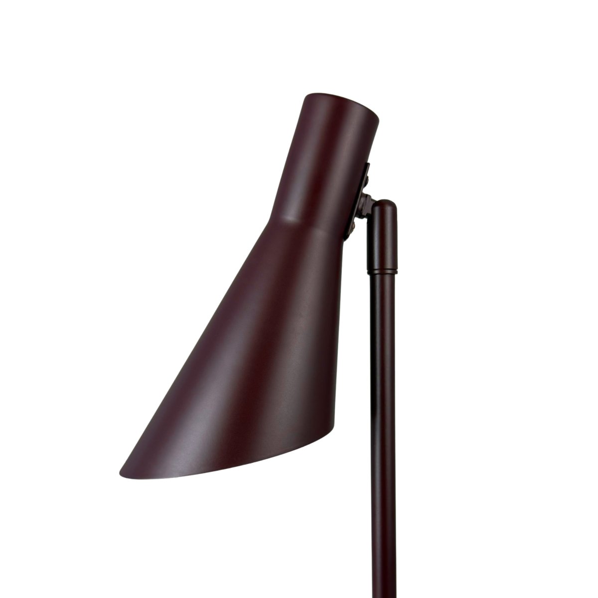 DL12 Mini 40cm Brun skrivebordslampe Fra Dyberg Larsen - Den er udstyret med en sk&aelig;rm, der b&aring;de kan drejes og vippes, hvilket g&oslash;r det nemt at styre lyset efter behov.
