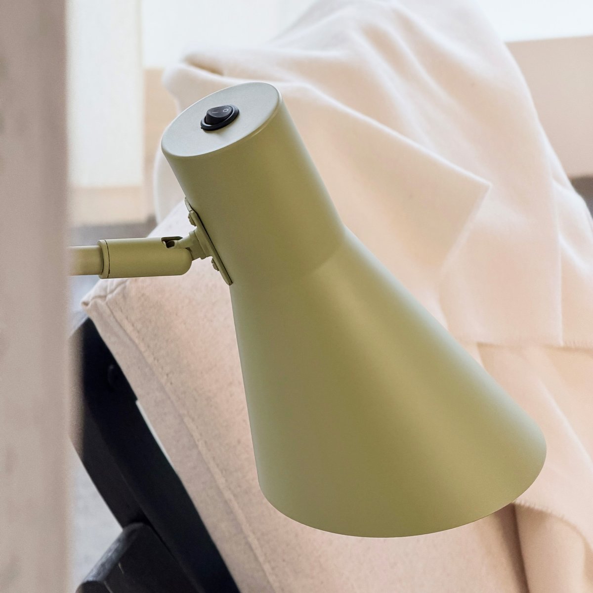 DL12 Grøn læselampe Fra Dyberg Larsen - Den dæmpede grønne finish giver rummet en hyggelig fornemmelse og spreder et godt, rettet lys.