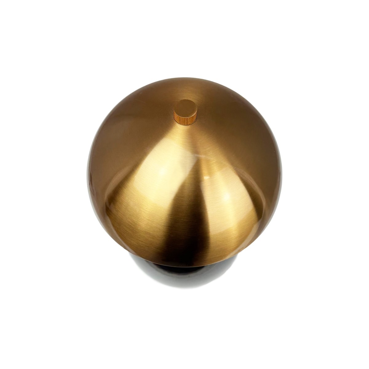 Manhatten 23cm Sort/messing bærbar Fra Dyberg Larsen - Lampen er fuldt opladet p&aring; cirka 8 timer og lyser i op til 40 timer ved laveste lysstyrke og op til 8 timer ved h&oslash;jeste.