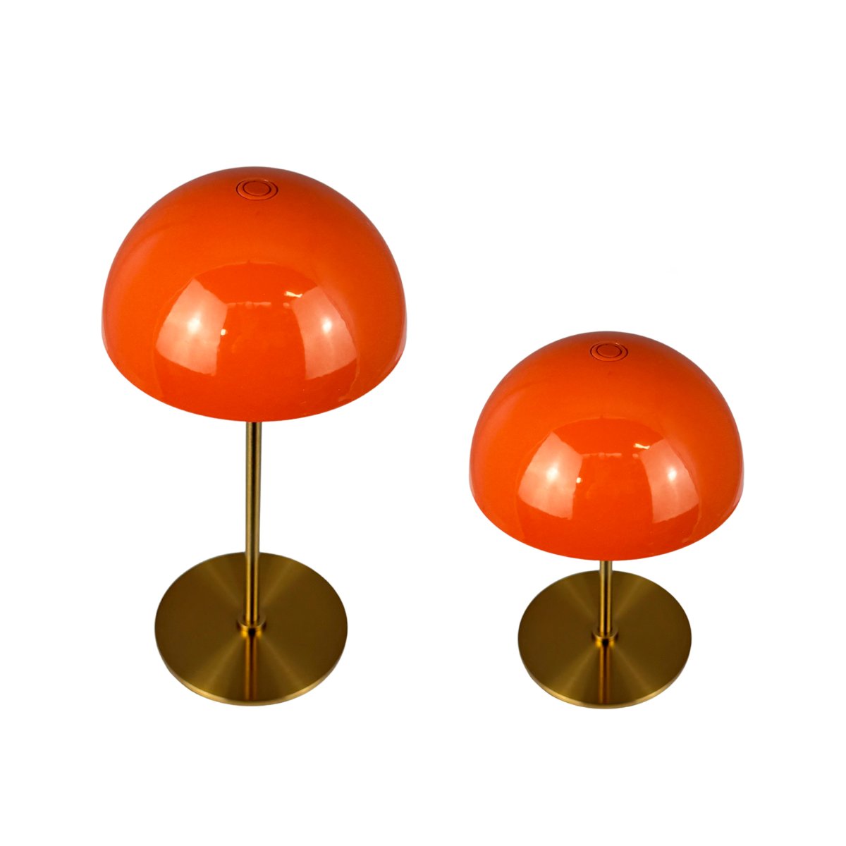 Along Sæt 20cm Orange bærbar Fra Dyberg Larsen - Lamperne er genopladelige og oplades fuldt p&aring; cirka 6 timer og lyser i op til 20 timer ved laveste lysstyrke og op til 4 timer ved h&oslash;jeste.