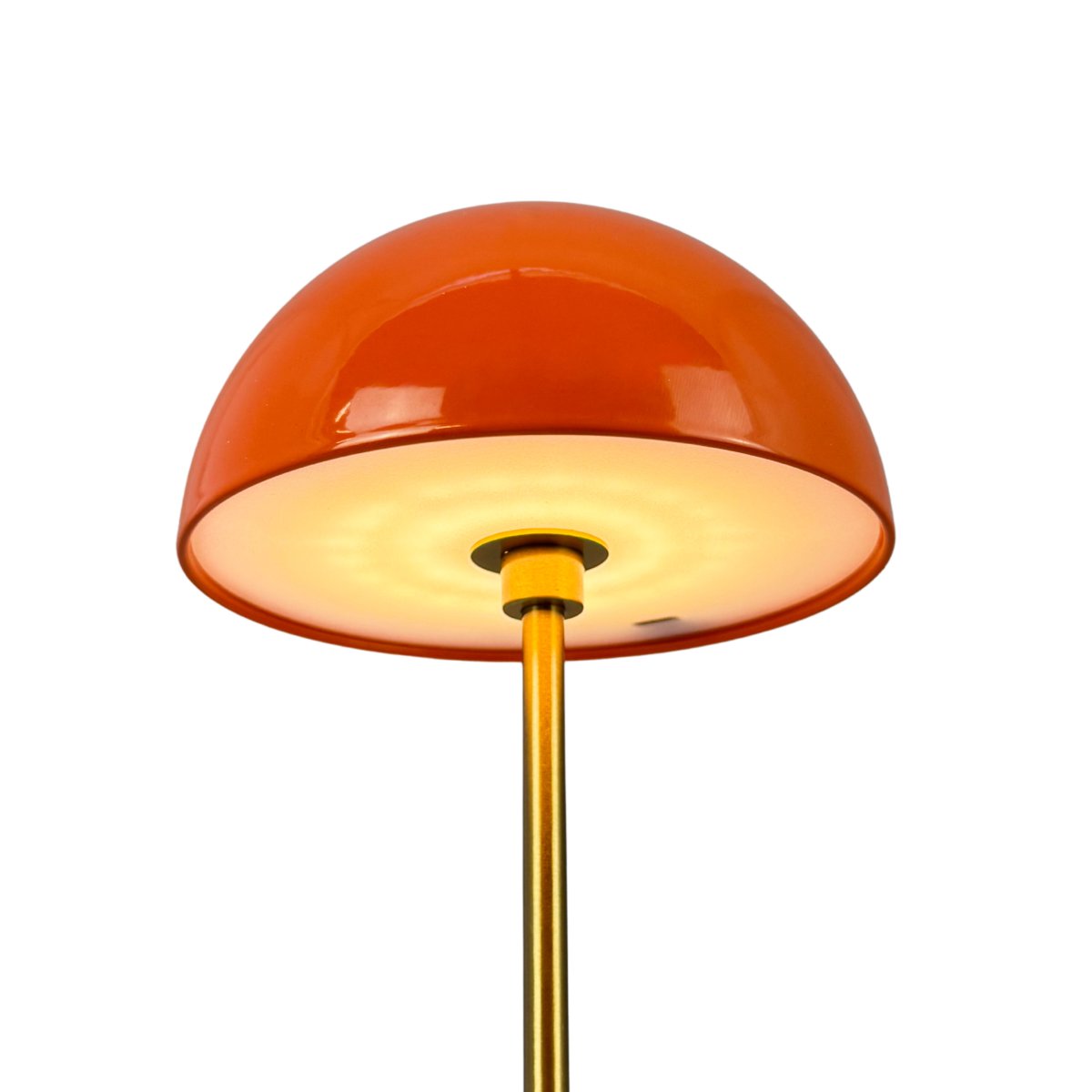 Along Sæt 20cm Orange bærbar Fra Dyberg Larsen - Lamperne er genopladelige og oplades fuldt p&aring; cirka 6 timer og lyser i op til 20 timer ved laveste lysstyrke og op til 4 timer ved h&oslash;jeste.