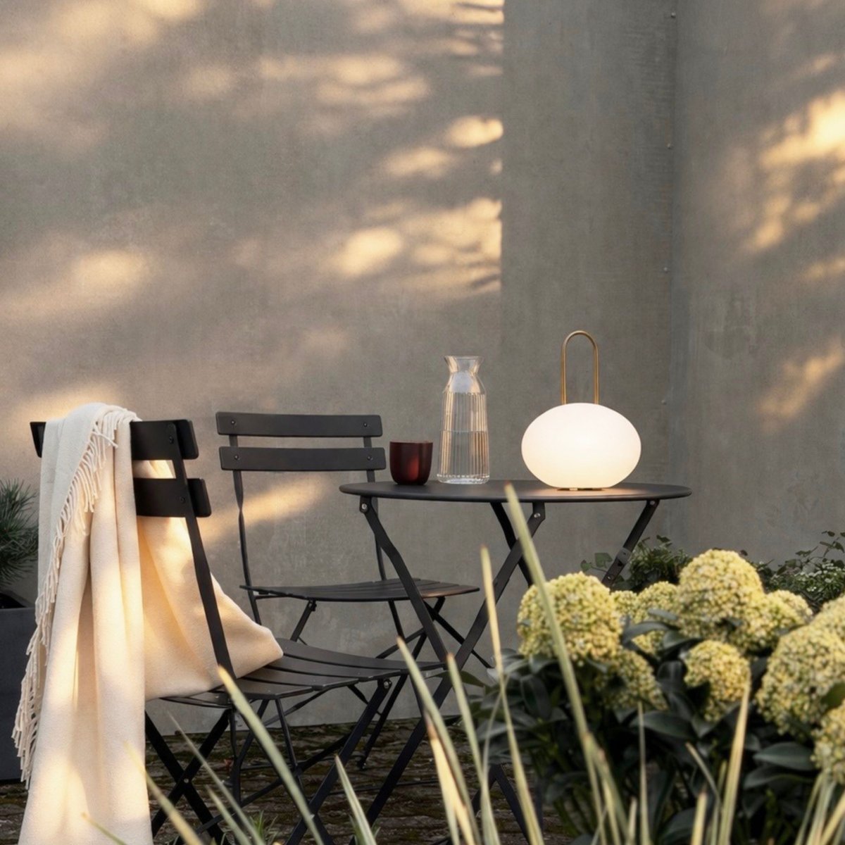 Ellipse 27cm Hvid bærbar Fra Dyberg Larsen - Den lyser i op til 42 timer ved laveste lysstyrke og op til 12 timer ved h&oslash;jeste.