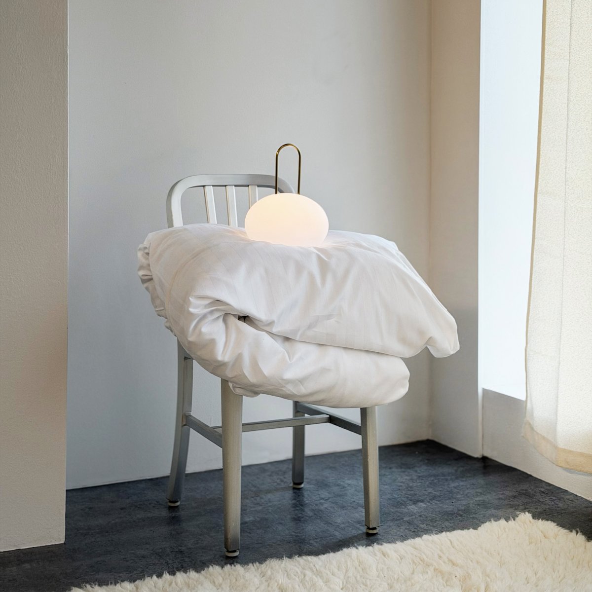 Ellipse 27cm Hvid bærbar Fra Dyberg Larsen - Den lyser i op til 42 timer ved laveste lysstyrke og op til 12 timer ved h&oslash;jeste.