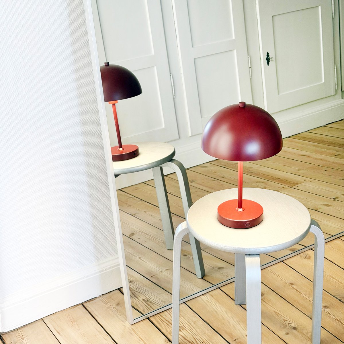 Stockholm 30cm RØD bærbar Fra Dyberg Larsen - Det smarte design med en lavere sk&aelig;rm giver et bl&oslash;dere og mere behageligt lys, der skaber en hyggelig atmosf&aelig;re.