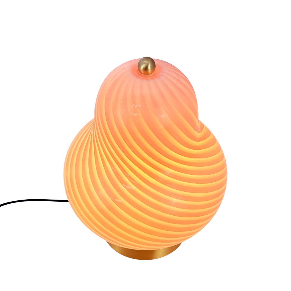 Lucy 20cm Lyserød bordlampe Fra Dyberg Larsen - Perfekt som et dekorativt element i stuen, soveværelset eller gangen spreder den et blødt og varmt lys, der skaber en hyggelig atmosfære.