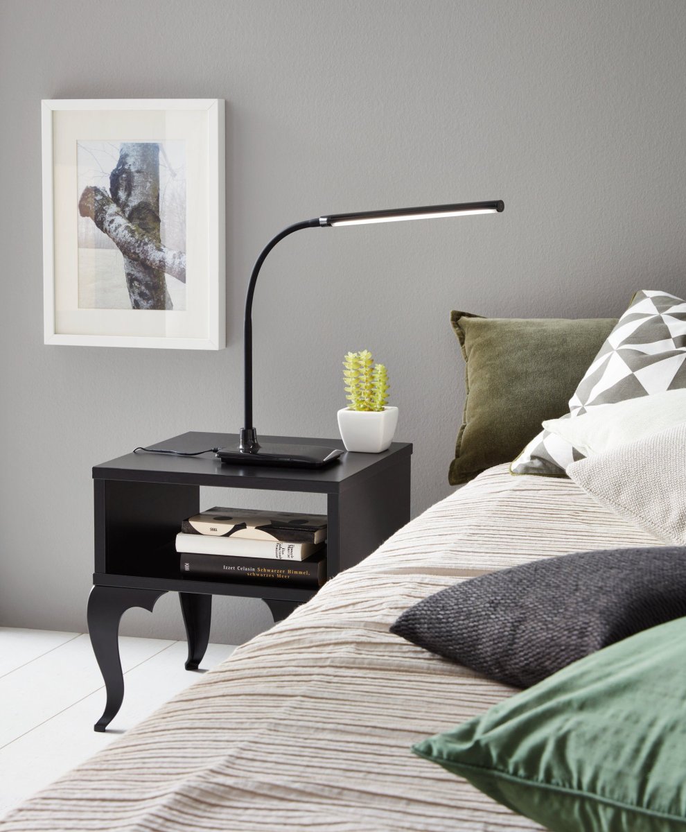 Laroa 48cm Sort skrivebordslampe Fra Eglo - Den er lavet af plastik og udstyret med en 4-trins lysd&aelig;mper p&aring; lampehovedet, hvilket g&oslash;r det nemt at justere lysstyrken efter behov.