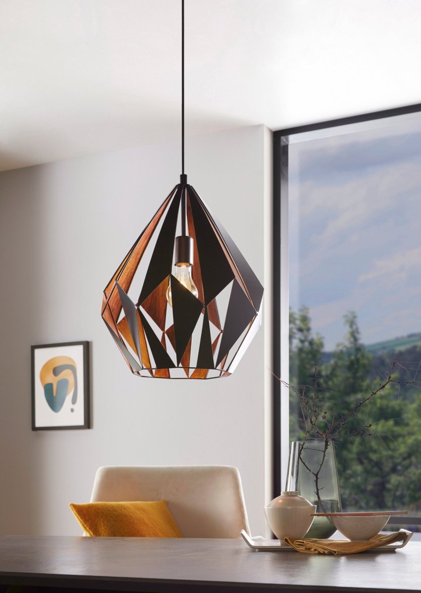 Carlton Ø38 Sort loftslampe Fra Eglo - Det sorte ydre er kombineret med et kobberfarvet indre, der giver et varmt og stemningsfuldt lys.