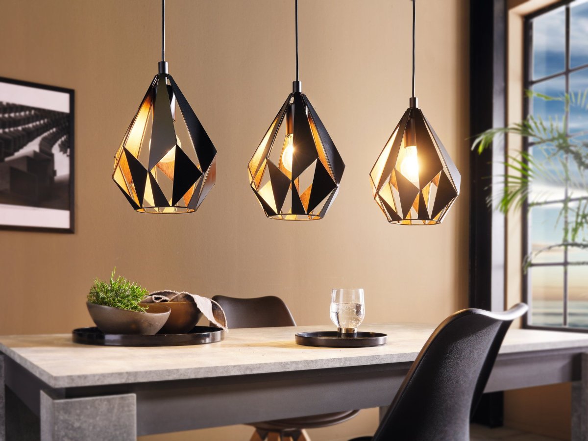 Carlton 80cm Sort loftslampe Fra Eglo - Det sorte ydre er kombineret med et kobberfarvet indre, der giver et varmt og stemningsfuldt lys.