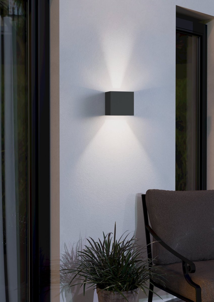 Calpino Antracit udendørslampe Fra Eglo - Den integrerede LED-belysning udsender et varmt hvidt og behageligt lys, der skinner b&aring;de op og ned langs v&aelig;ggen.