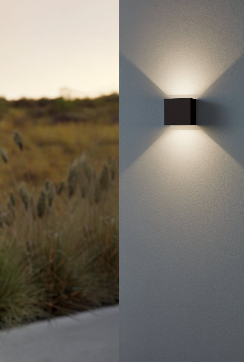 Calpino Antracit udendørslampe Fra Eglo - Den integrerede LED-belysning udsender et varmt hvidt og behageligt lys, der skinner b&aring;de op og ned langs v&aelig;ggen.