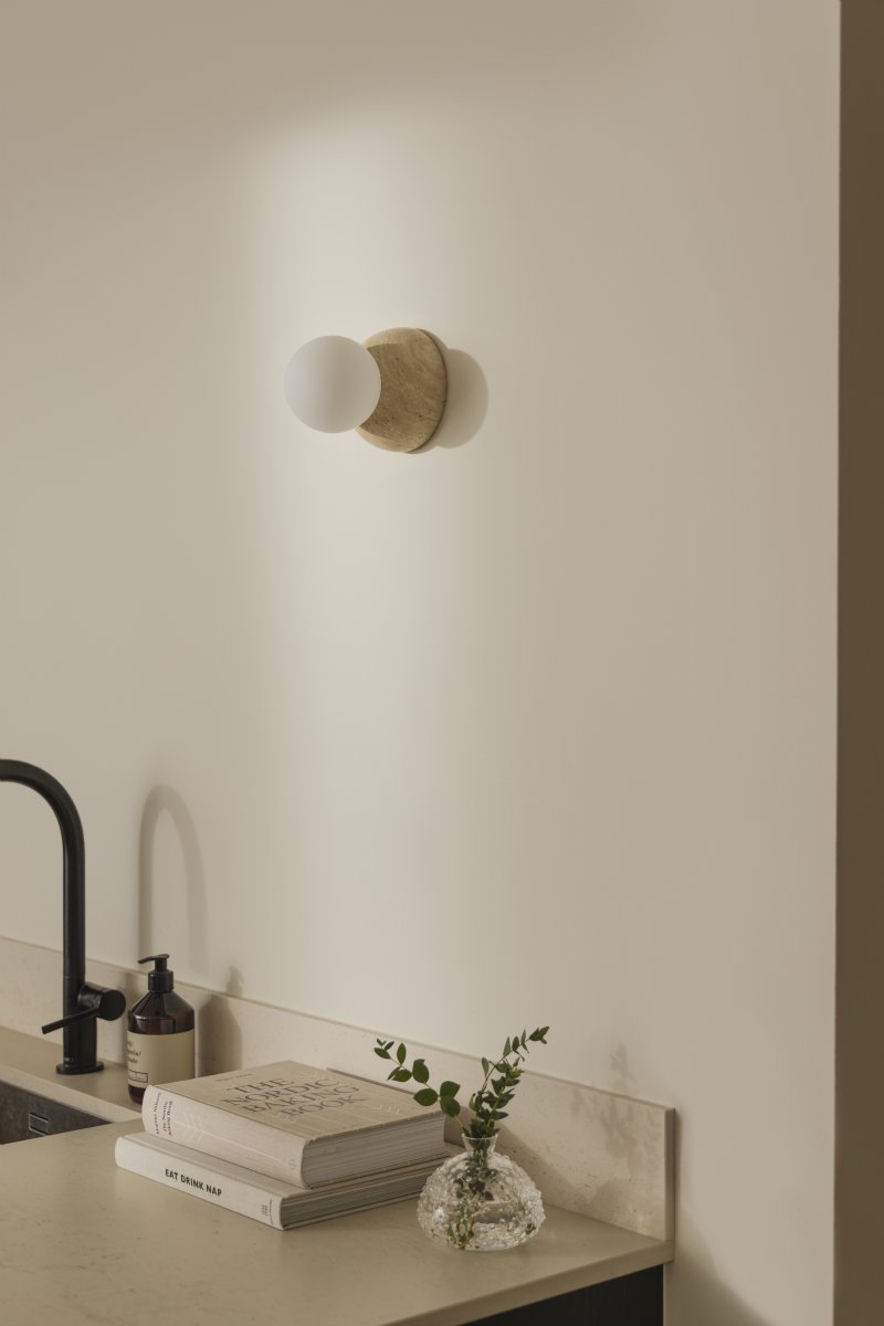 Torrano Ø13 Beige travertin badeværelseslampe Fra Globen Lighting - Lampen er IP44-klassificeret, hvilket betyder, at den kan bruges i fugtige miljøer som badeværelser, og den kan også bruges på både vægge og lofter.