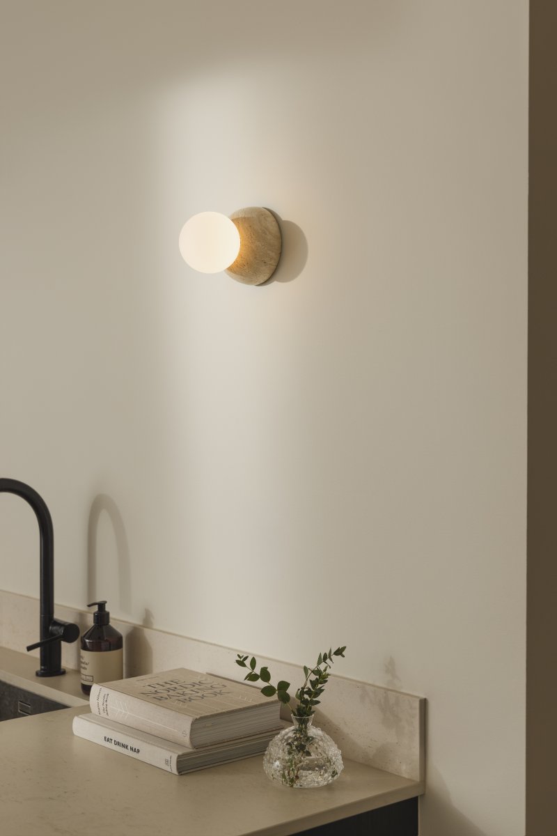 Torrano Ø13 Beige travertin badeværelseslampe Fra Globen Lighting - Lampen er IP44-klassificeret, hvilket betyder, at den kan bruges i fugtige miljøer som badeværelser, og den kan også bruges på både vægge og lofter.