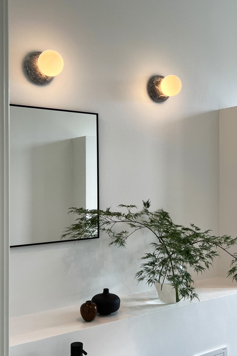 Torrano Ø13 Grå marmor badeværelseslampe Fra Globen Lighting - Lampen er IP44-klassificeret, hvilket betyder, at den kan bruges i fugtige miljøer som badeværelser, og den kan også bruges på både vægge og lofter.