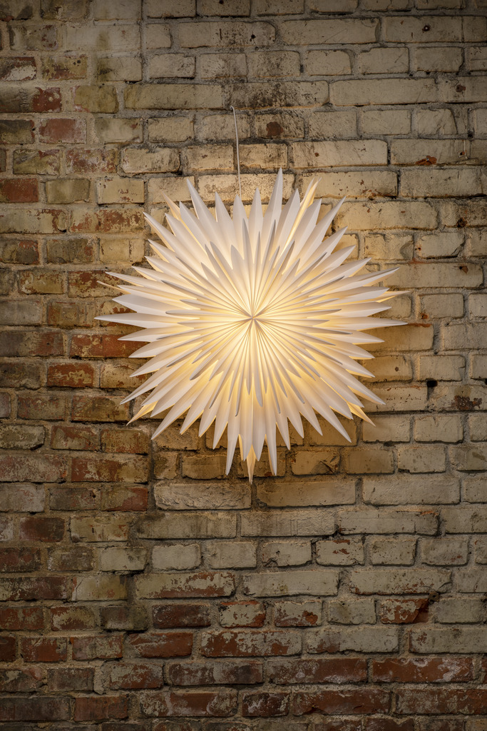 Star Ø80 Hvid Fra Konstsmide - Stjernen kommer med en praktisk ledningsholder og strømafbryder for let at tænde og slukke.