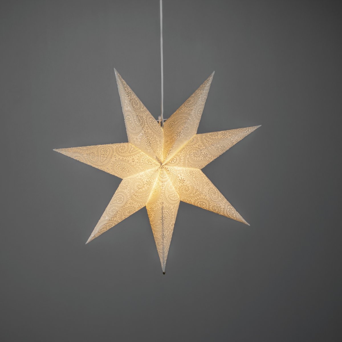 Papirstjerne m. broderi Ø60 Hvid Fra Konstsmide - Med sin diameter p&aring; 60 cm er den perfekt til at h&aelig;nge i et vindue, hvor den vil v&aelig;re et smukt blikfang i advent og jul.