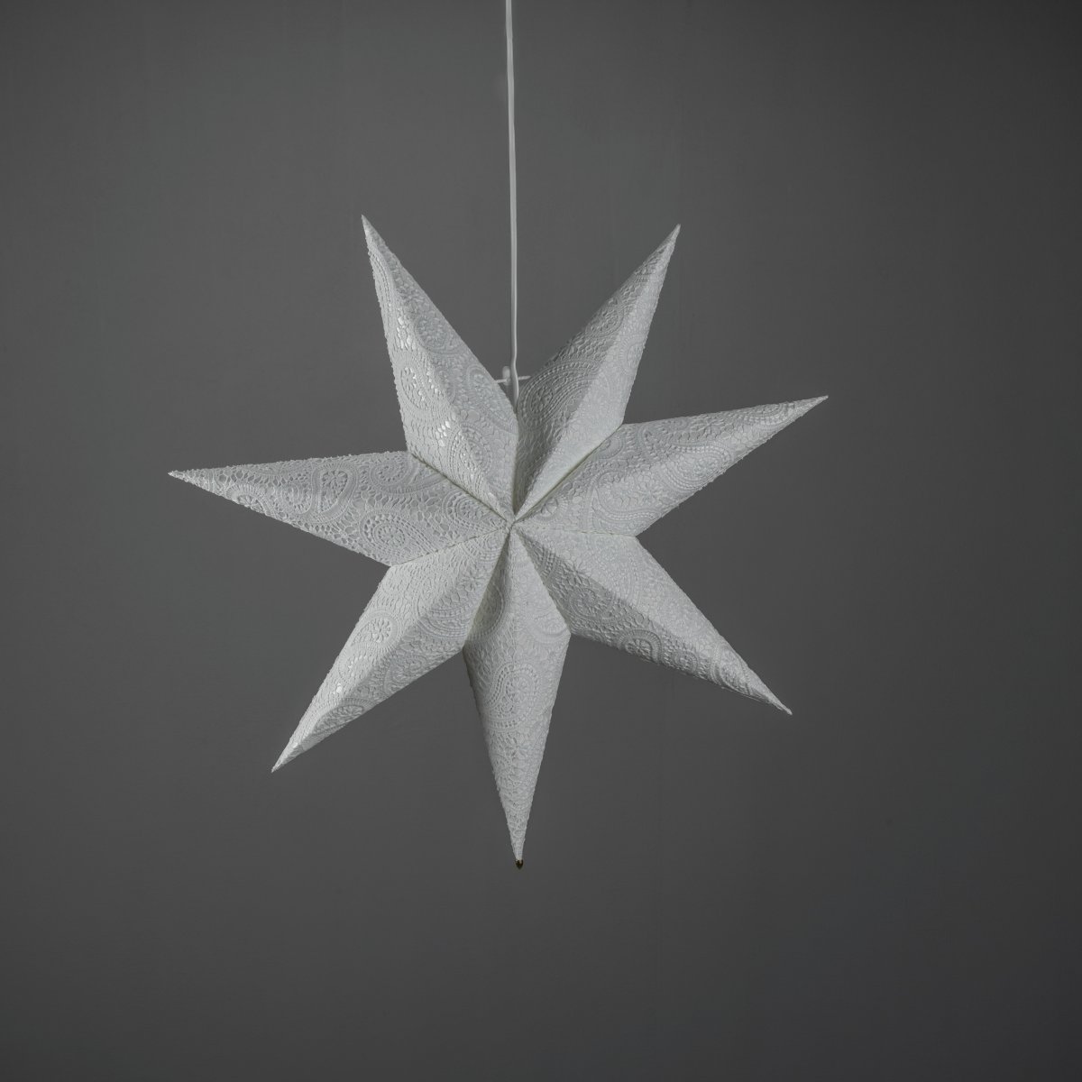 Papirstjerne m. broderi Ø60 Hvid Fra Konstsmide - Med sin diameter p&aring; 60 cm er den perfekt til at h&aelig;nge i et vindue, hvor den vil v&aelig;re et smukt blikfang i advent og jul.