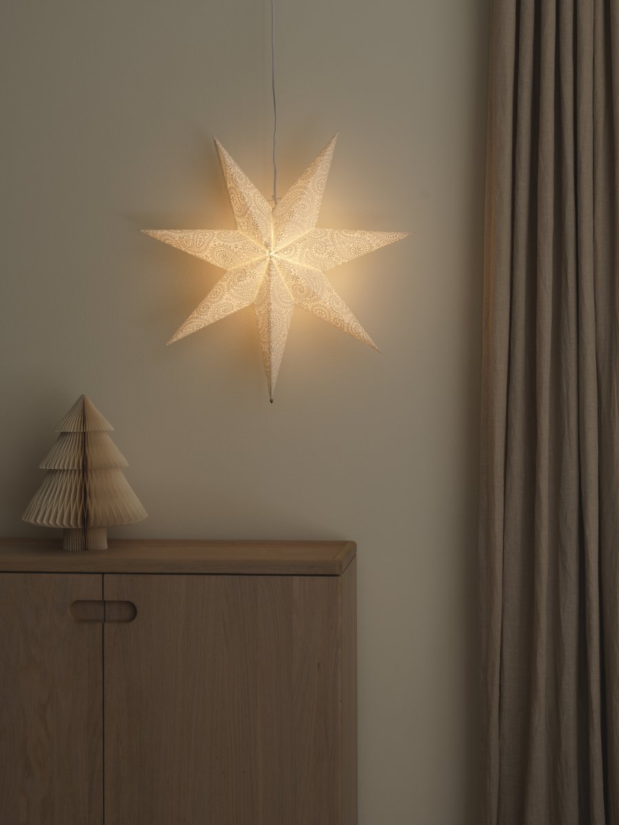 Papirstjerne m. broderi Ø60 Hvid Fra Konstsmide - Med sin diameter p&aring; 60 cm er den perfekt til at h&aelig;nge i et vindue, hvor den vil v&aelig;re et smukt blikfang i advent og jul.
