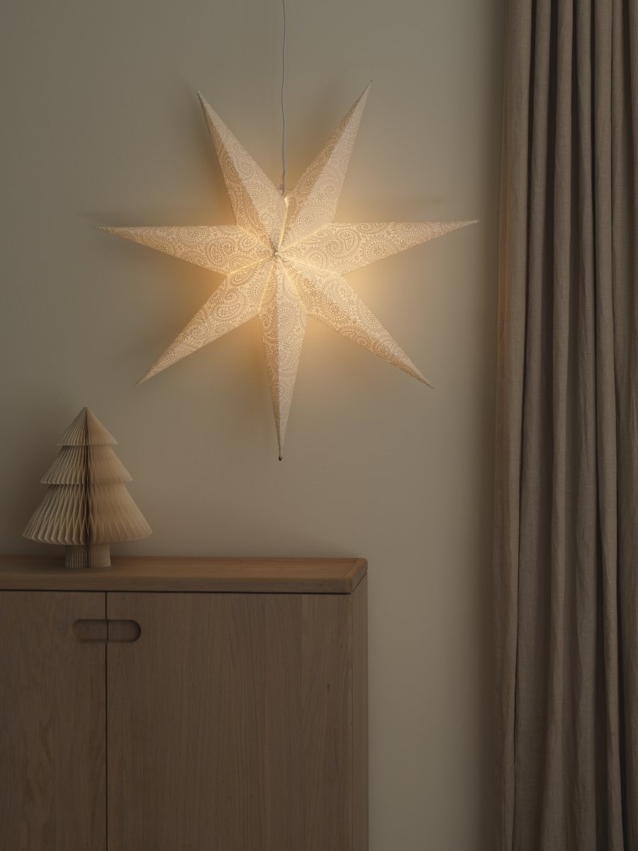 Papirstjerne m. broderi Ø80 Hvid Fra Konstsmide - Med sin diameter p&aring; 80 cm er den perfekt til at h&aelig;nge i et vindue, hvor den vil v&aelig;re et smukt blikfang i advent og jul.