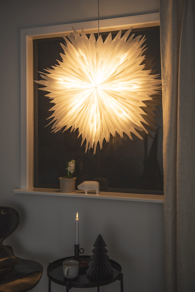 Star Ø80 Hvid Fra Konstsmide - Stjernen kommer med en praktisk ledningsholder og str&oslash;mafbryder for let at t&aelig;nde og slukke.