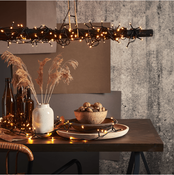 Lyskæde Golden Warm White 24m Sort Fra Star Trading - Lyssnor med 1200 LED-lys med et smukt gyldent sk&aelig;r.