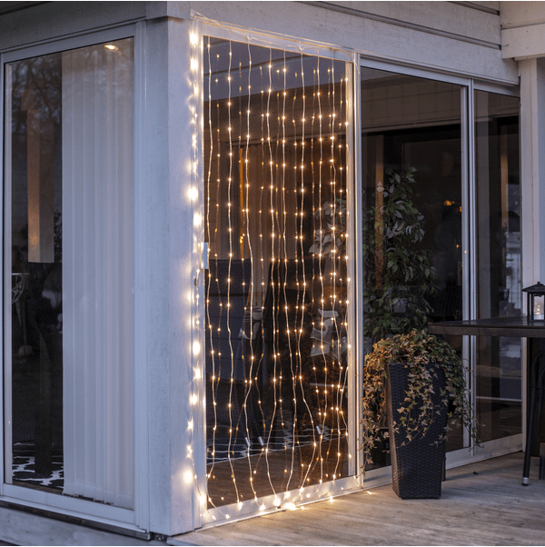 Lysgardin Sherrie 2m Sort Fra Star Trading - &nbsp;Leveres med 5m transparent forbindelseskabel og transformer.
