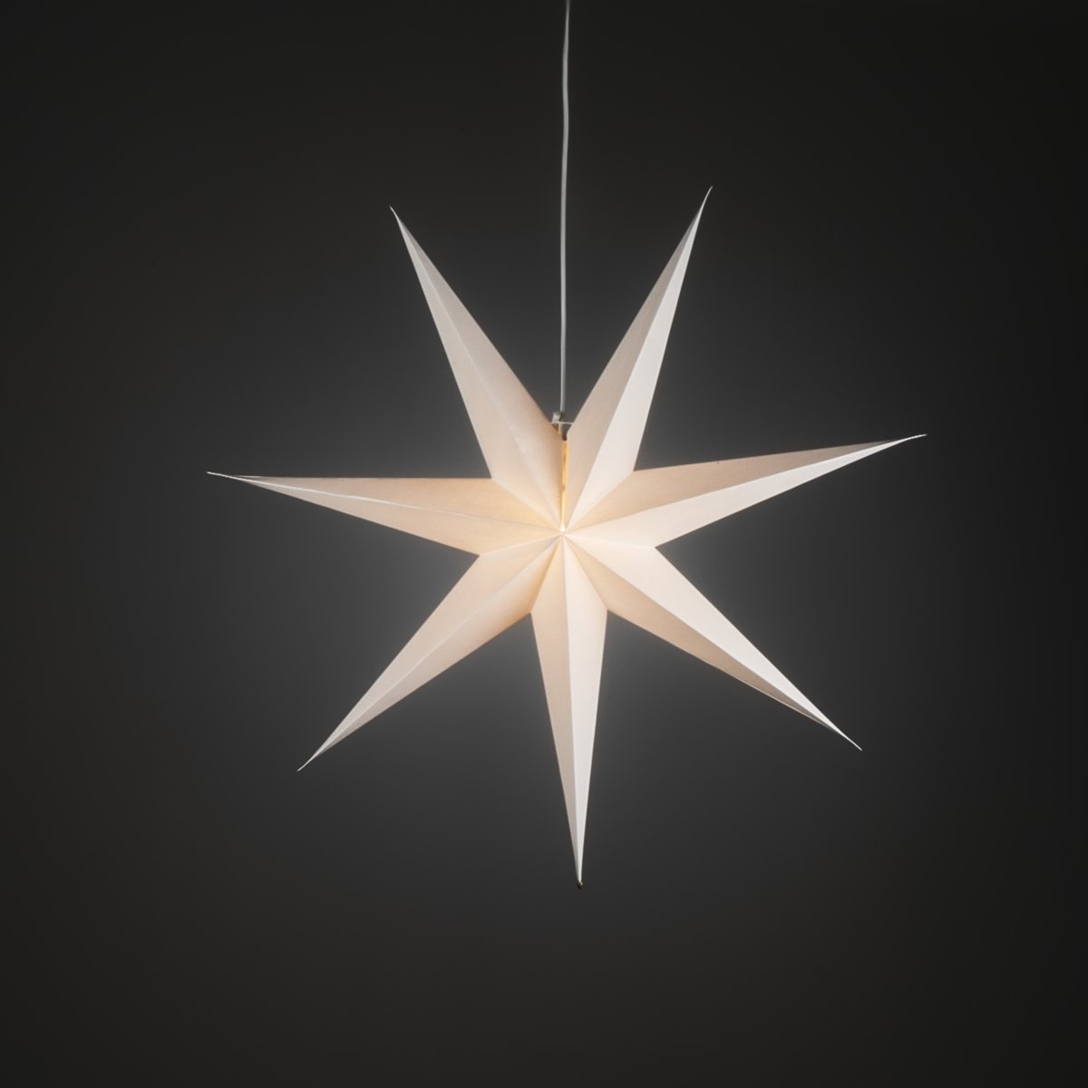 Papirstjerne Ø78 Hvid Fra Konstsmide - Det enkle, elegante design spreder et bl&oslash;dt og behageligt lys, der giver en harmonisk f&oslash;lelse i advent og jul.