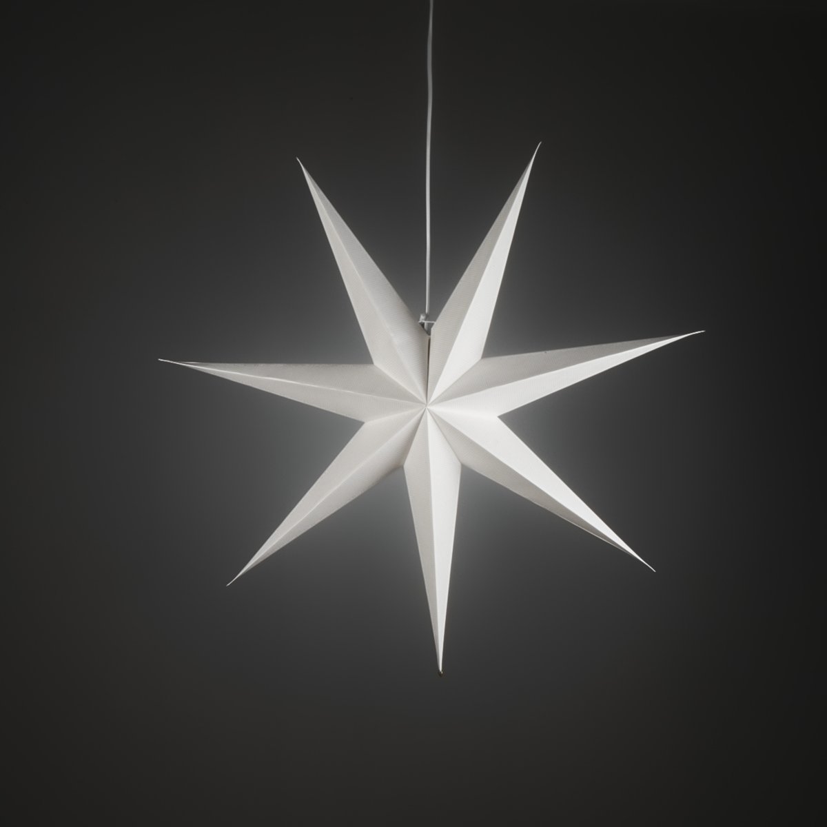 Papirstjerne Ø78 Hvid Fra Konstsmide - Det enkle, elegante design spreder et bl&oslash;dt og behageligt lys, der giver en harmonisk f&oslash;lelse i advent og jul.