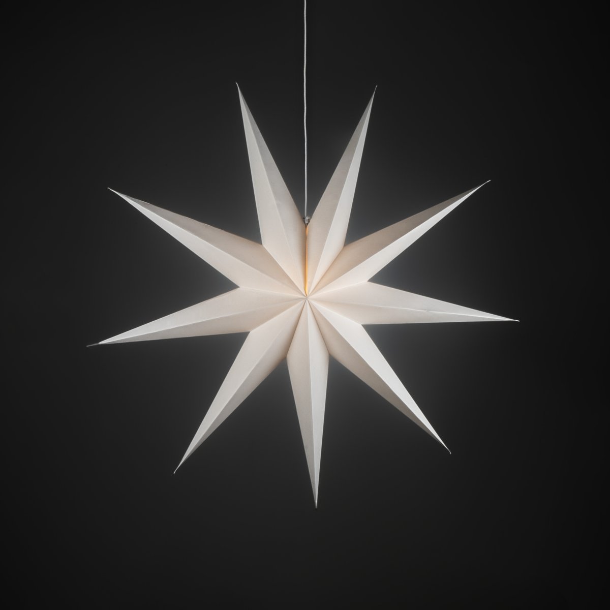 Papirstjerne Ø115 Hvid Fra Konstsmide - Det enkle, elegante design spreder et bl&oslash;dt og behageligt lys, der giver en harmonisk f&oslash;lelse i advent og jul.