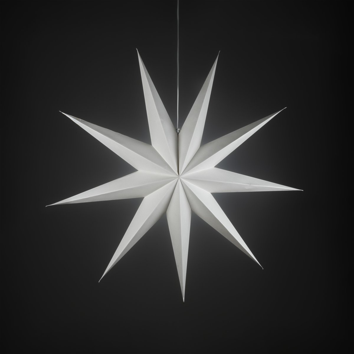Papirstjerne Ø115 Hvid Fra Konstsmide - Det enkle, elegante design spreder et bl&oslash;dt og behageligt lys, der giver en harmonisk f&oslash;lelse i advent og jul.