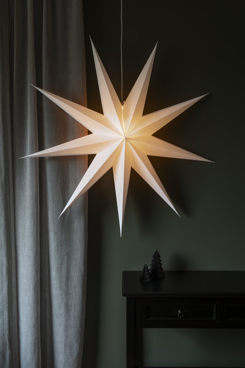 Papirstjerne Ø115 Hvid Fra Konstsmide - Det enkle, elegante design spreder et bl&oslash;dt og behageligt lys, der giver en harmonisk f&oslash;lelse i advent og jul.
