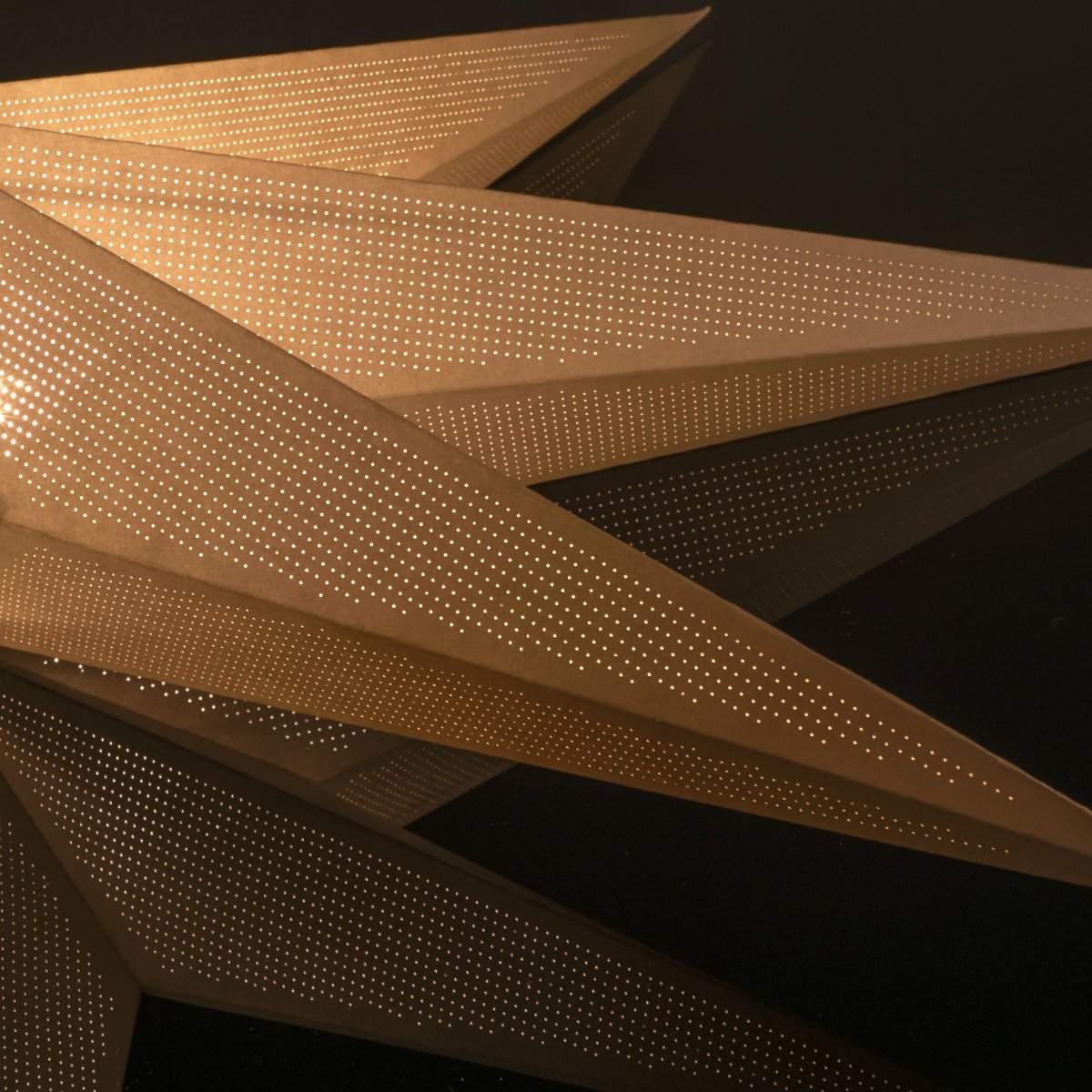 Papirstjerne Ø115 Beige Fra Konstsmide - Det enkle, elegante design spreder et bl&oslash;dt og behageligt lys, der giver en harmonisk f&oslash;lelse i advent og jul.