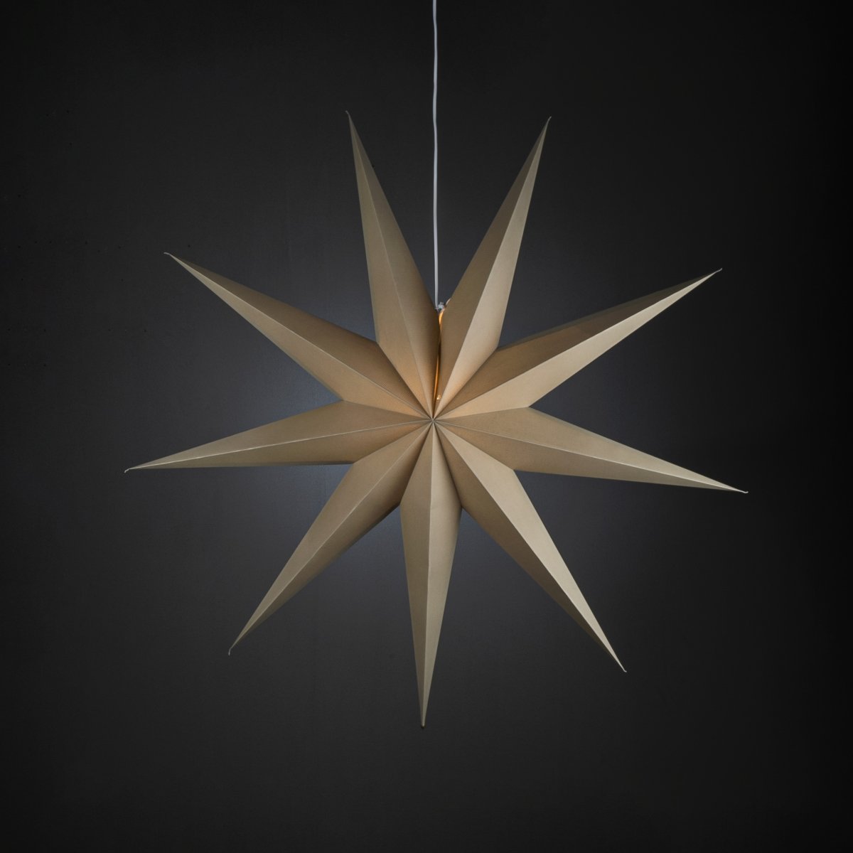 Papirstjerne Ø115 Beige Fra Konstsmide - Det enkle, elegante design spreder et bl&oslash;dt og behageligt lys, der giver en harmonisk f&oslash;lelse i advent og jul.