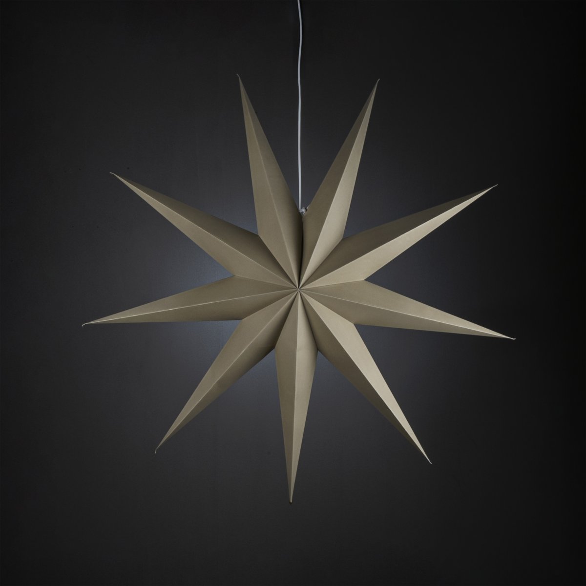 Papirstjerne Ø115 Beige Fra Konstsmide - Det enkle, elegante design spreder et bl&oslash;dt og behageligt lys, der giver en harmonisk f&oslash;lelse i advent og jul.