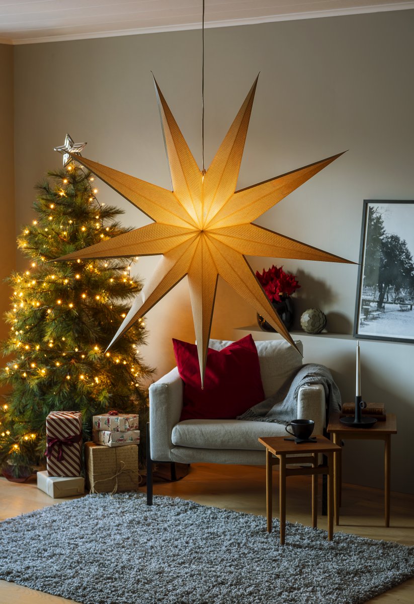 Papirstjerne Ø115 Beige Fra Konstsmide - Det enkle, elegante design spreder et bl&oslash;dt og behageligt lys, der giver en harmonisk f&oslash;lelse i advent og jul.