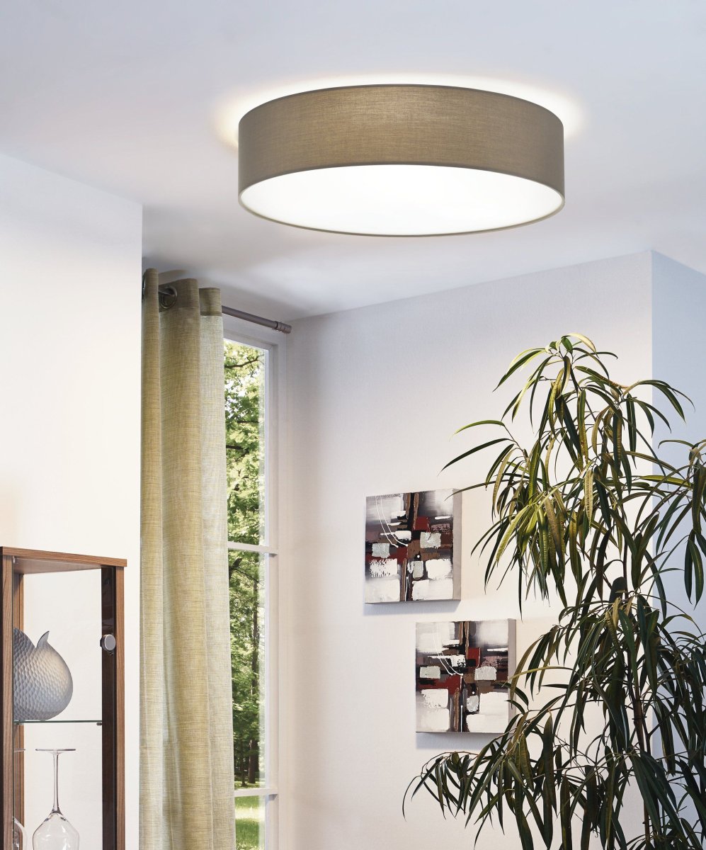Pasteri Ø57 Taupe plafond Fra Eglo - Sk&aelig;rmen er bekl&aelig;dt med tekstil i en elegant taupefarve, der giver rummet en varm f&oslash;lelse.