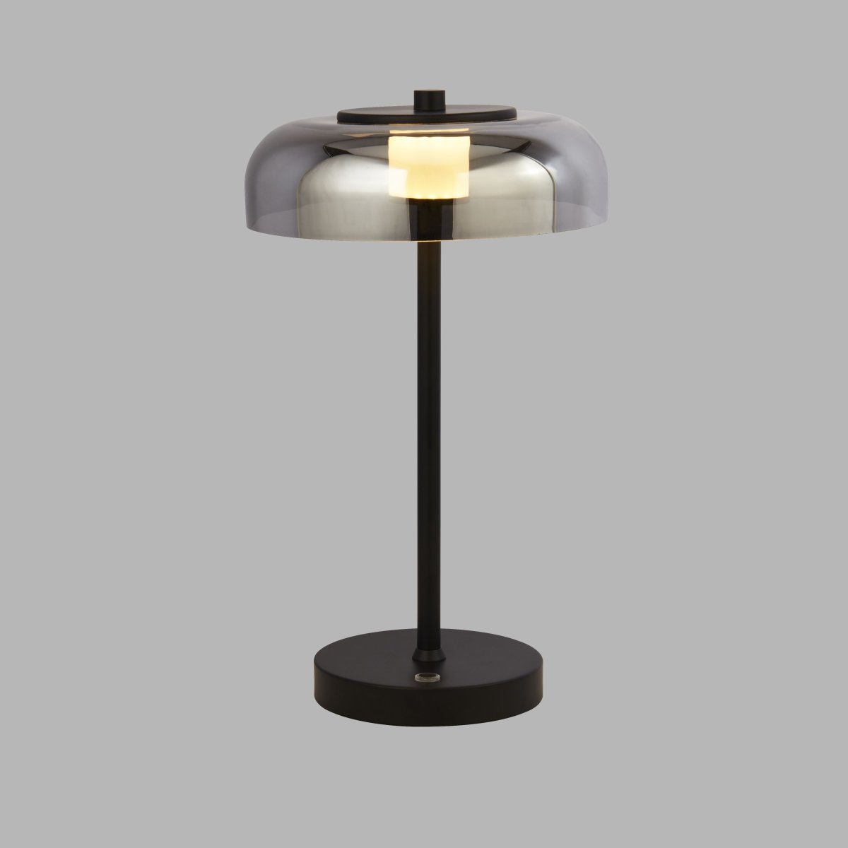 Frisbee 40cm Sort bordlampe Fra Searchlight - Med sit unikke, futuristiske design og metalliske skærm spreder den et behageligt og blødt lys, der skaber en afslappet atmosfære.