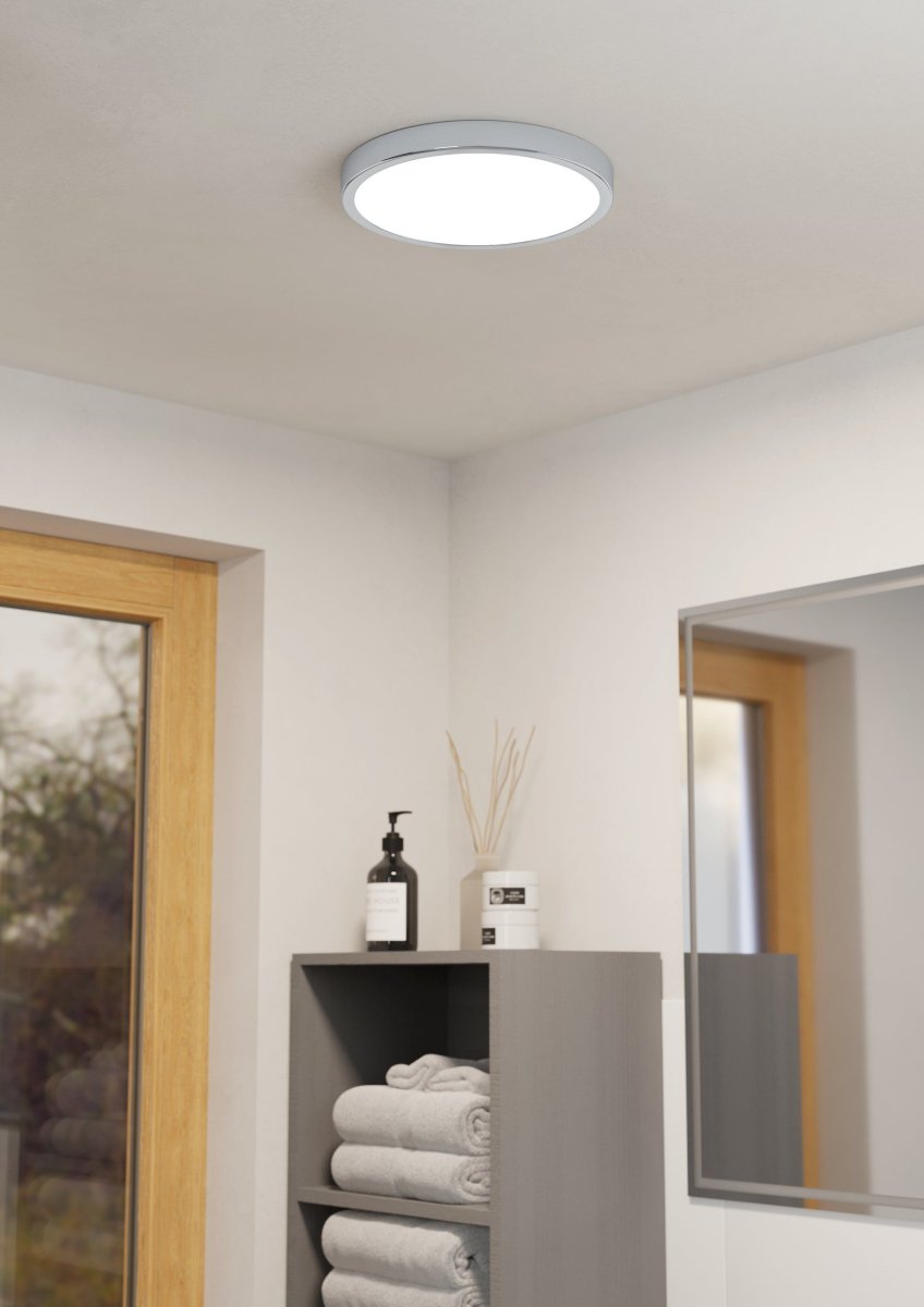 Fueva Ø28 Krom badeværelseslampe Fra Eglo - Fueva plafond er en stilfuld og funktionel loftslampe i metal og plastik med en elegant kromfinish og hvid panel.