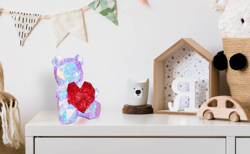 Brondar Gennemsigtig børnelampe Fra Globo Lighting - Den charmiga bordslampan i form av en s&ouml;t bj&ouml;rn med ett hj&auml;rta i kristall-look sprider ett magiskt sken i rummet.