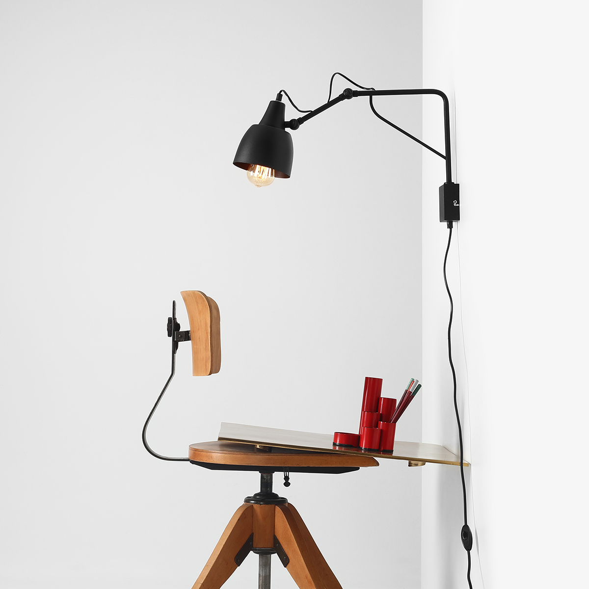 Soho 50cm Sort væglampe Fra Artera - Lampen har en stilfuld pulverlakeret matsort metalramme og spreder et blødt, varmt lys, som skaber en indbydende atmosfære i ethvert rum.