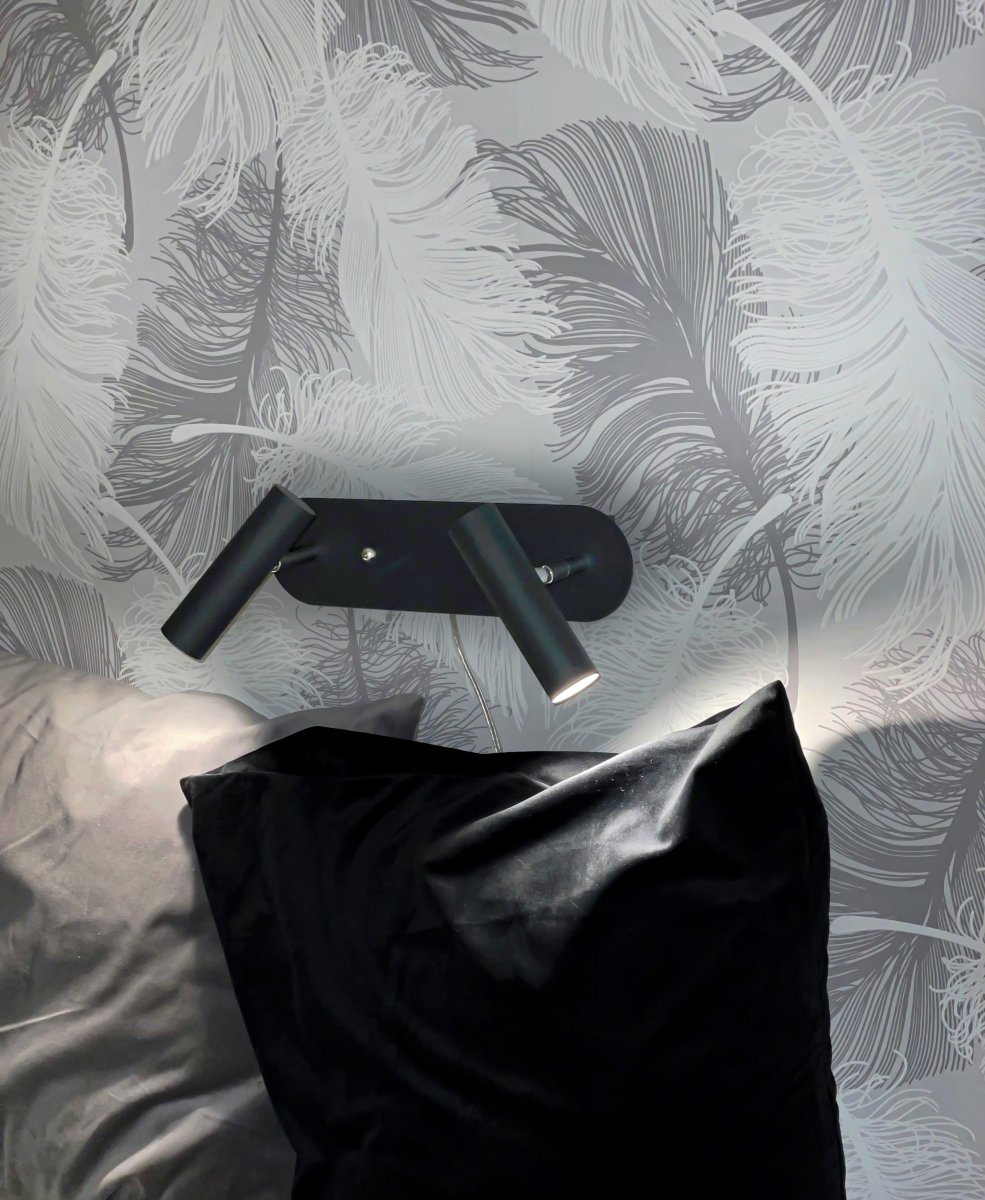 Artic Sort læselampe Fra Aneta Lighting - Artic dobbeltvæglampe i sortlakeret metal med kromdetaljer.