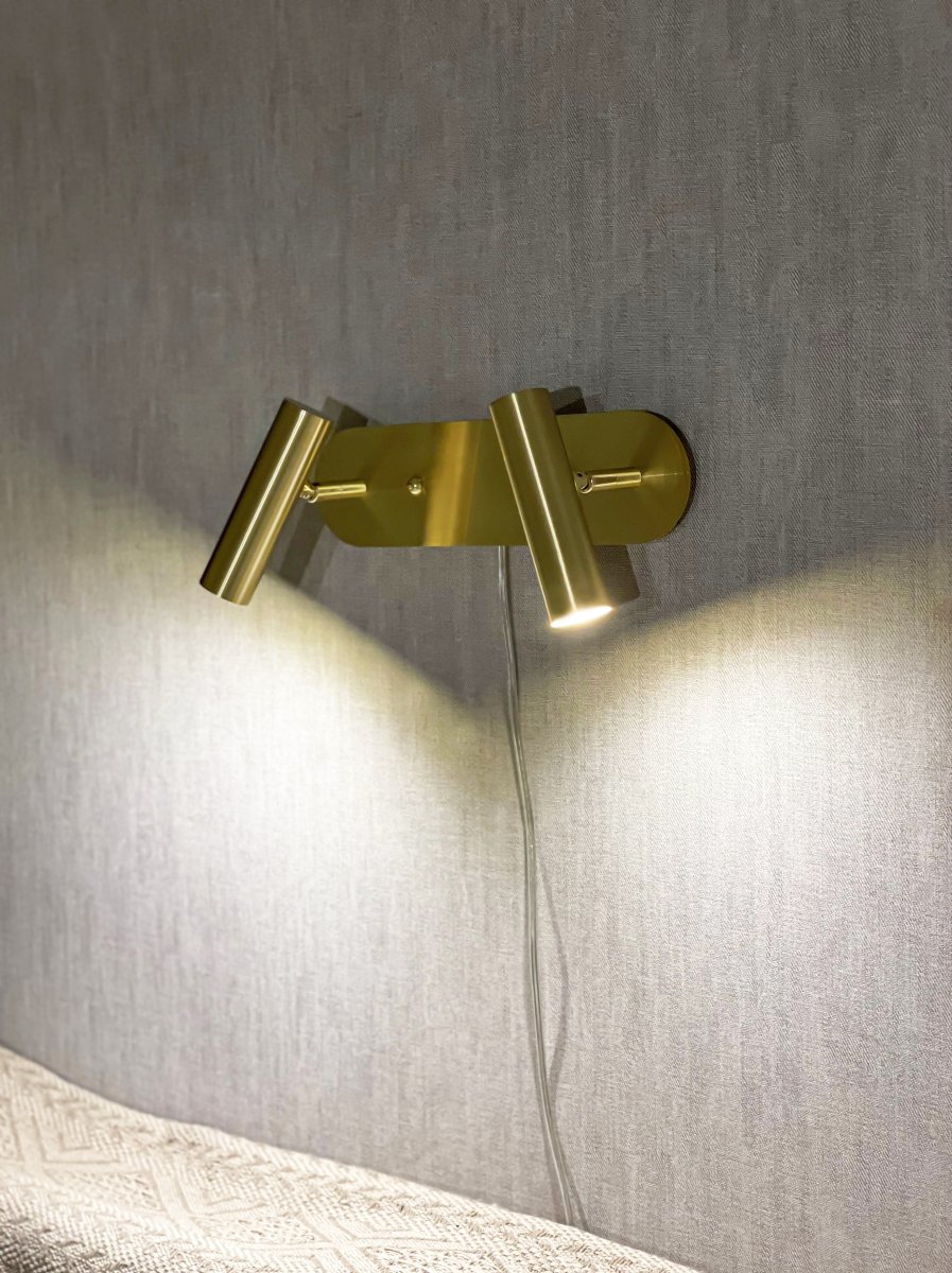 Artic Mat messing læselampe Fra Aneta Lighting - 2 justerbare hoveder med LED lyskilde, der giver behageligt varmt hvidt lys.