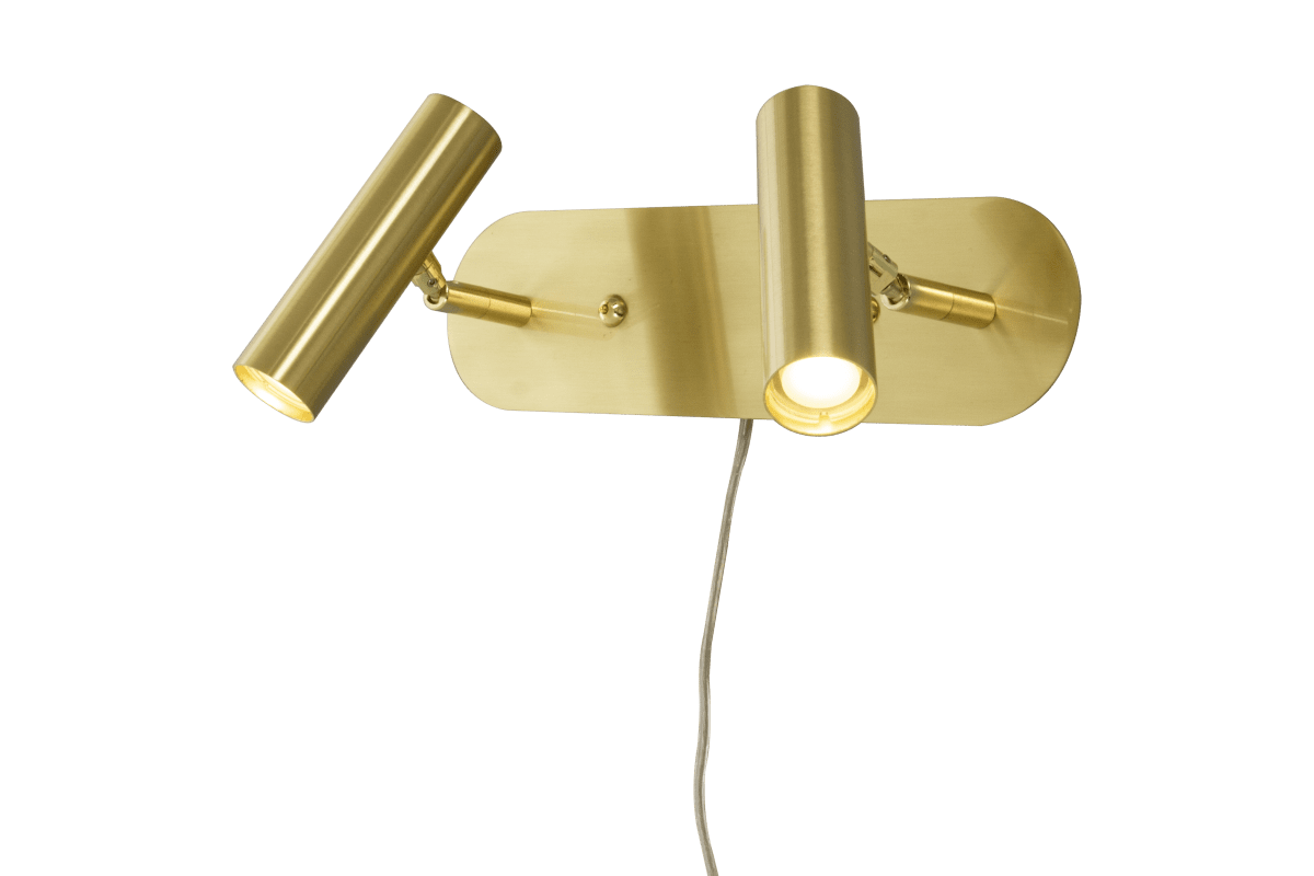 Artic Mat messing læselampe Fra Aneta Lighting - 2 justerbare hoveder med LED lyskilde, der giver behageligt varmt hvidt lys.