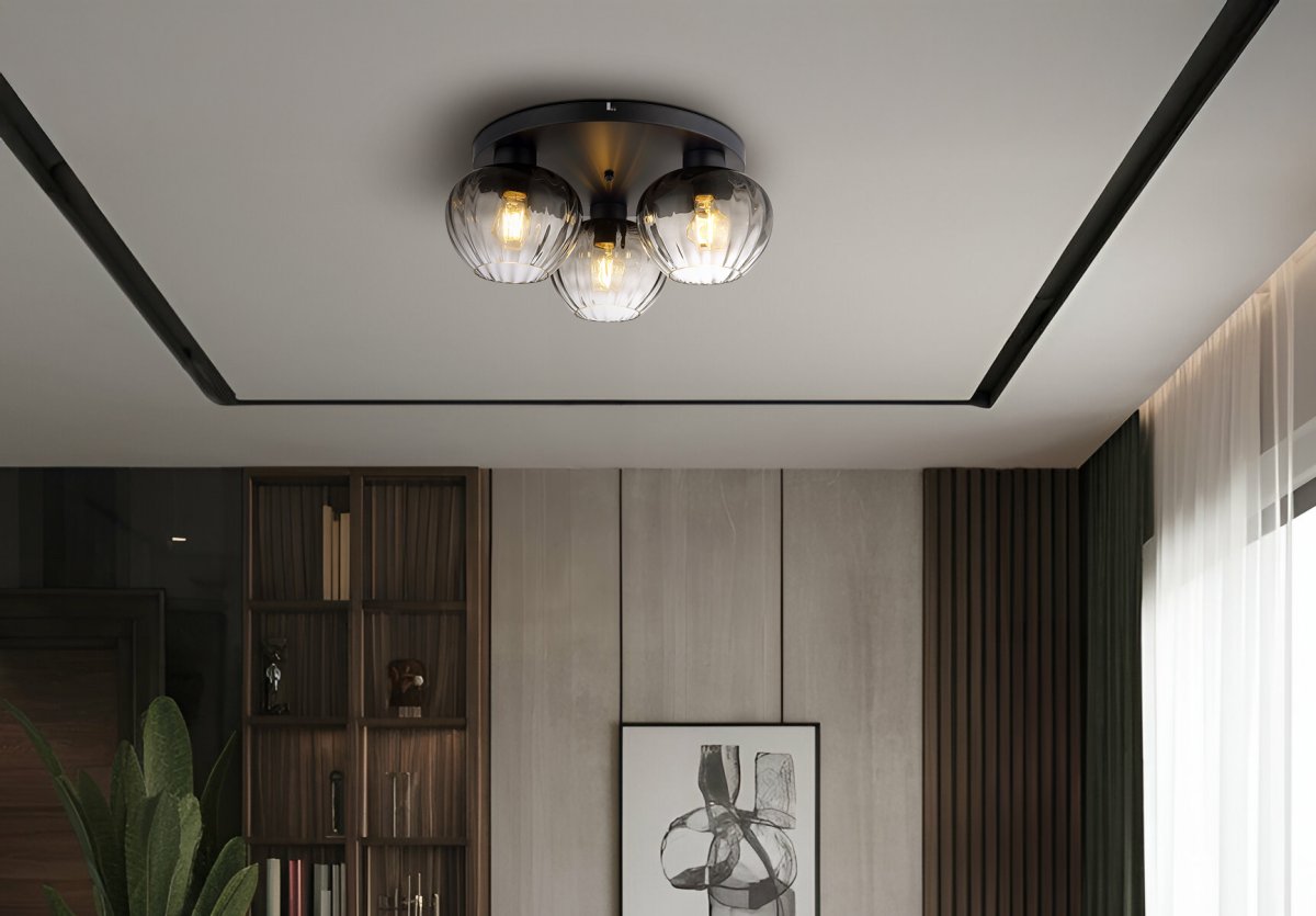 Toy Ø45 Sort plafond Fra Globo Lighting - De r&auml;fflade r&ouml;ktonade glasen skapar en fin och varm ljusspridning i rummet.