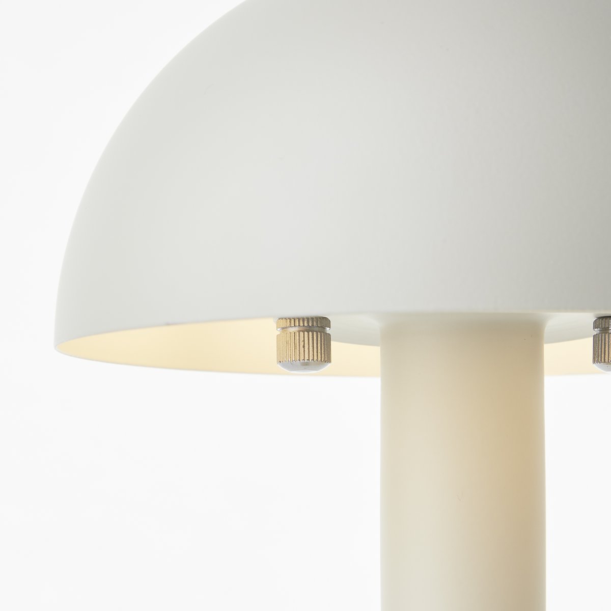 Petite 27cm Beige bordlampe Fra Brilliant - Placer fx i vinduet, p&aring; skuffen eller i sovev&aelig;relset som sengelampe.