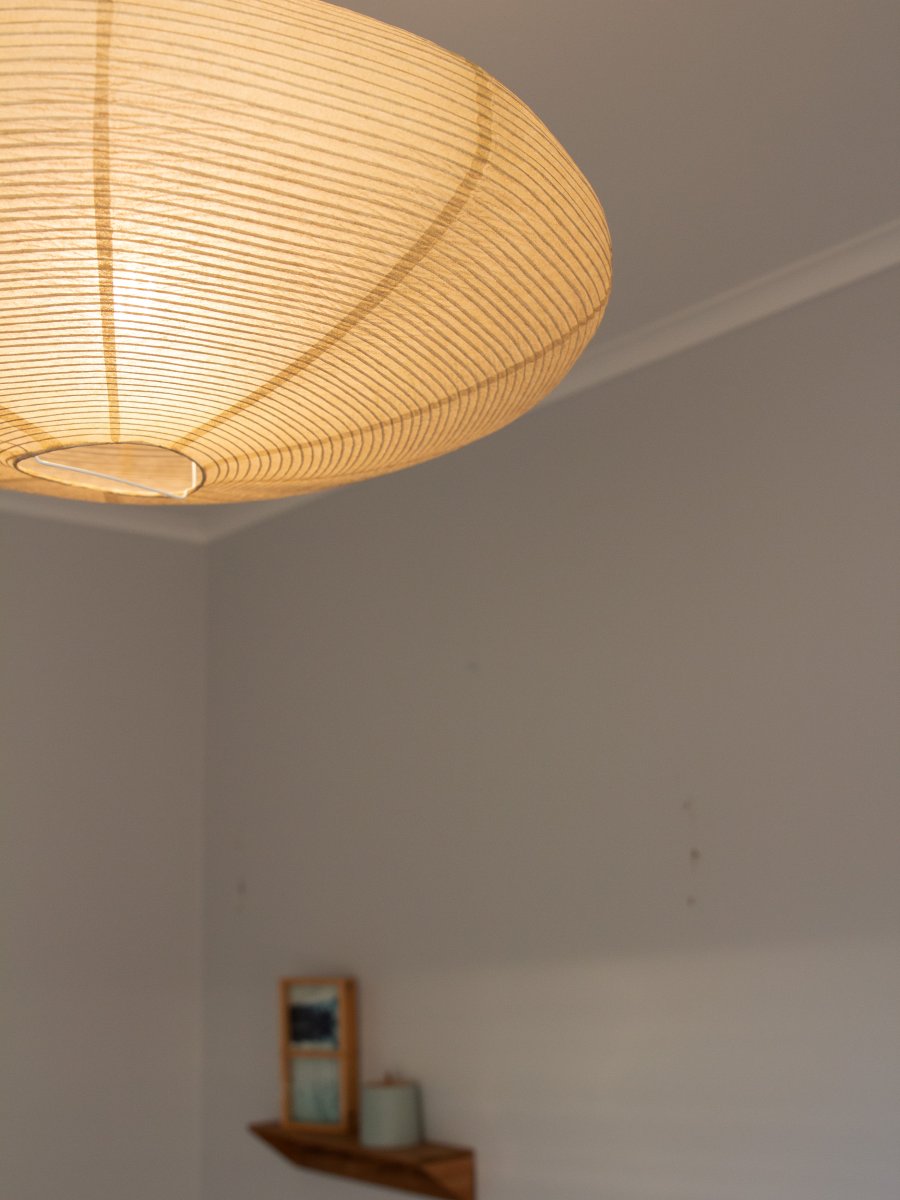 Yuni Skærm Ekskl. Ophæng Ø58 Beige loftslampe Fra PR Home - Yuni er en dekorativ beige sk&aelig;rm i rispapir, der giver et bl&oslash;dt og behageligt lys.