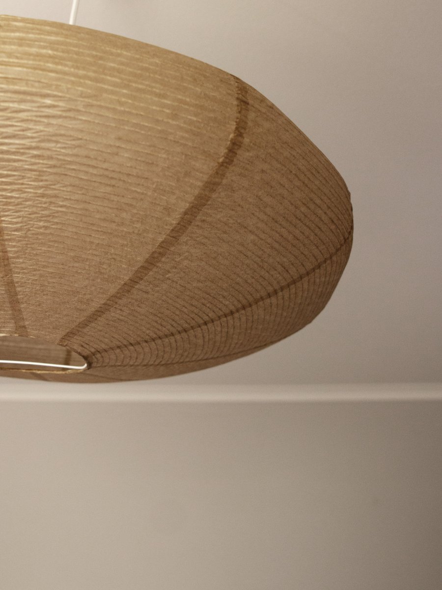 Yuni Skærm Ekskl. Ophæng Ø58 Beige loftslampe Fra PR Home - Yuni er en dekorativ beige sk&aelig;rm i rispapir, der giver et bl&oslash;dt og behageligt lys.