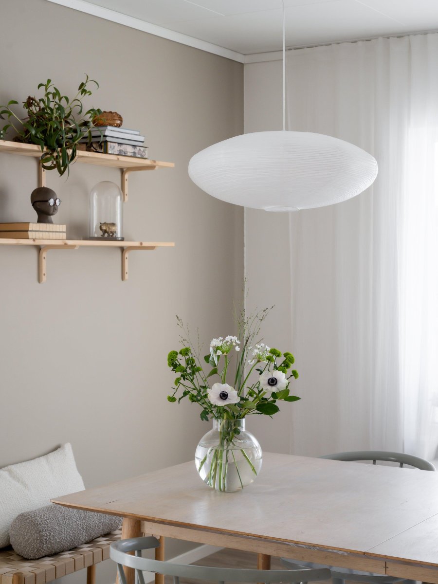 Yuni Skærm Ekskl. Ophæng Ø58 Hvid loftslampe Fra PR Home - Yuni er ellipseformet 58 cm i diameter og 23 cm h&oslash;j.