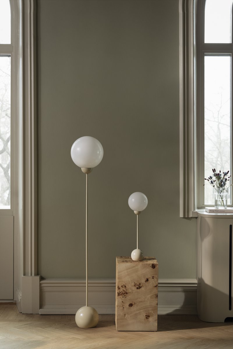 Ripley 52cm Beige bordlampe Fra Globen Lighting - Den slanke form og de afrundede detaljer giver lampen et moderne og legende udtryk, mens glasskærmen spreder et blødt og behageligt lys.